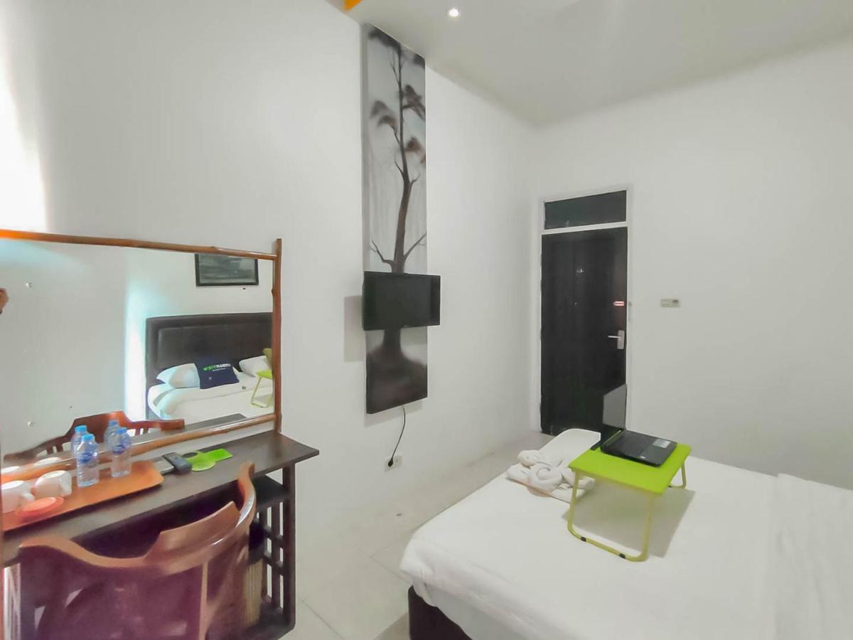 Urbanview Hotel Bagoes Sintang By Reddoorz Exterior foto